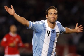 爱游戏平台-尤文图斯客场获胜，稳坐积分榜榜首，尤文图斯 联赛