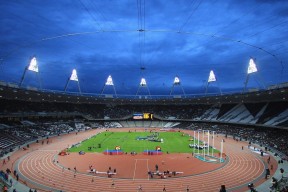 爱游戏娱乐平台-城市挑战极限跑，夜色之中尽情释放热情，城市极限跑酷游戏