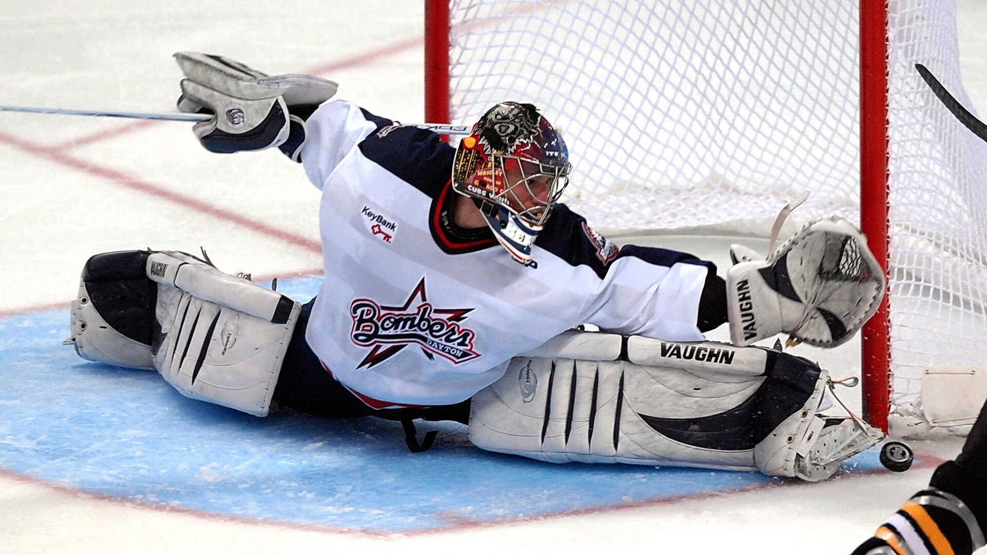 黄蜂防守端表现不俗多次造成对方失误,黄蜂控卫